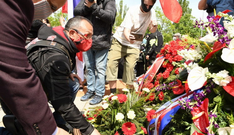 FOTOGALERIE: Čeští sympatizanti ruského motorkářského klubu Noční vlci přijeli na Olšanské hřbitovy