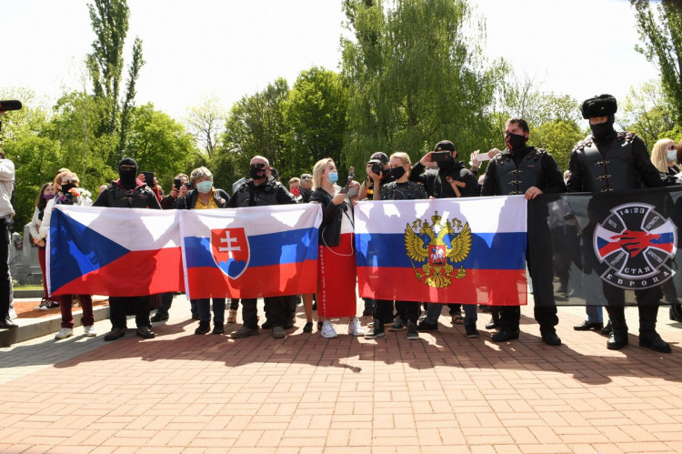 FOTOGALERIE: Čeští sympatizanti ruského motorkářského klubu Noční vlci přijeli na Olšanské hřbitovy