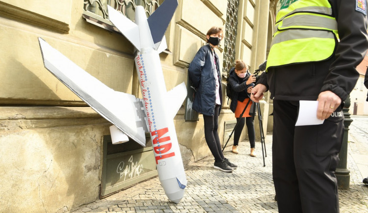 FOTOGALERIE: Aktivisté protestovali proti rozšiřování letiště. Posprejovali ministerstvo