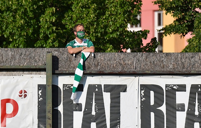 Fanoušci Bohemky vzali útokem balkony, štafle i strom