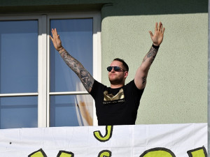 Fanoušci Bohemky vzali útokem balkony, štafle i strom