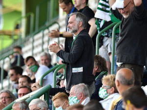 Fanoušci Bohemky vzali útokem balkony, štafle i strom