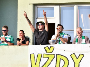 Fanoušci Bohemky vzali útokem balkony, štafle i strom