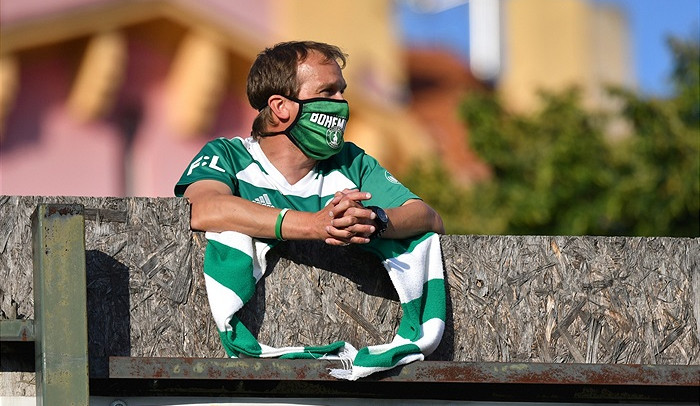 Fanoušci Bohemky vzali útokem balkony, štafle i strom