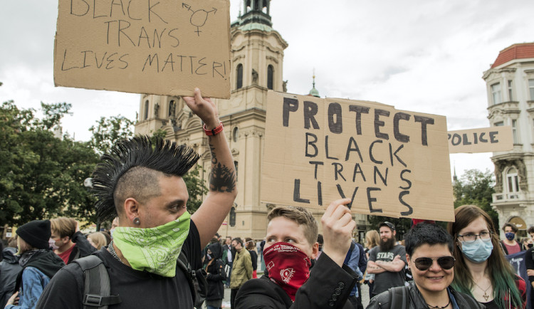 FOTOGALERIE: V Praze protestovaly stovky lidí proti policejnímu násilí