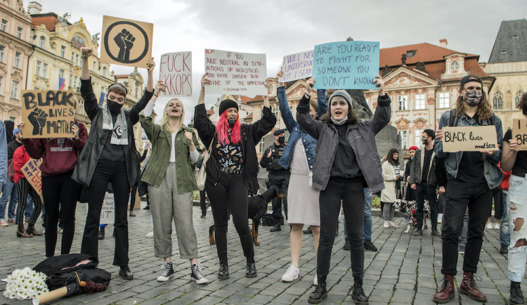 FOTOGALERIE: V Praze protestovaly stovky lidí proti policejnímu násilí