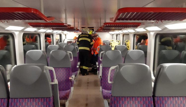 FOTOGALERIE: Večerní srážka dvou vlaků u Českého Brodu