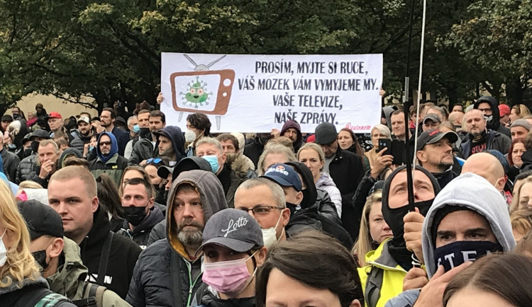 FOTOGALERIE: Střelné zbraně, pyrotechnika a ranění. Podívejte se, jak probíhala nedělní demonstrace