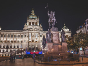 FOTOGALERIE: Vydejte se na procházku večerní Prahou. Z Václaváku přes Karlův most až na Hrad