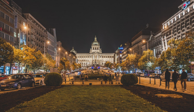 FOTOGALERIE: Vydejte se na procházku večerní Prahou. Z Václaváku přes Karlův most až na Hrad