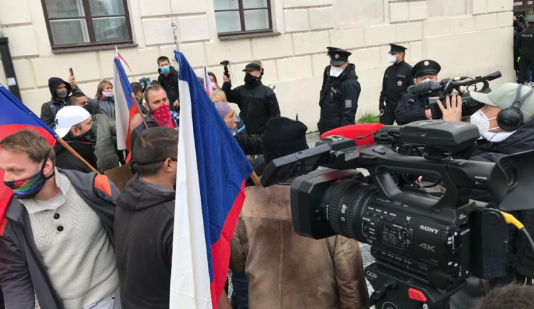 FOTOGALERIE: Vláda likviduje životy, naše práva a naši zem, znělo na demonstraci v Praze