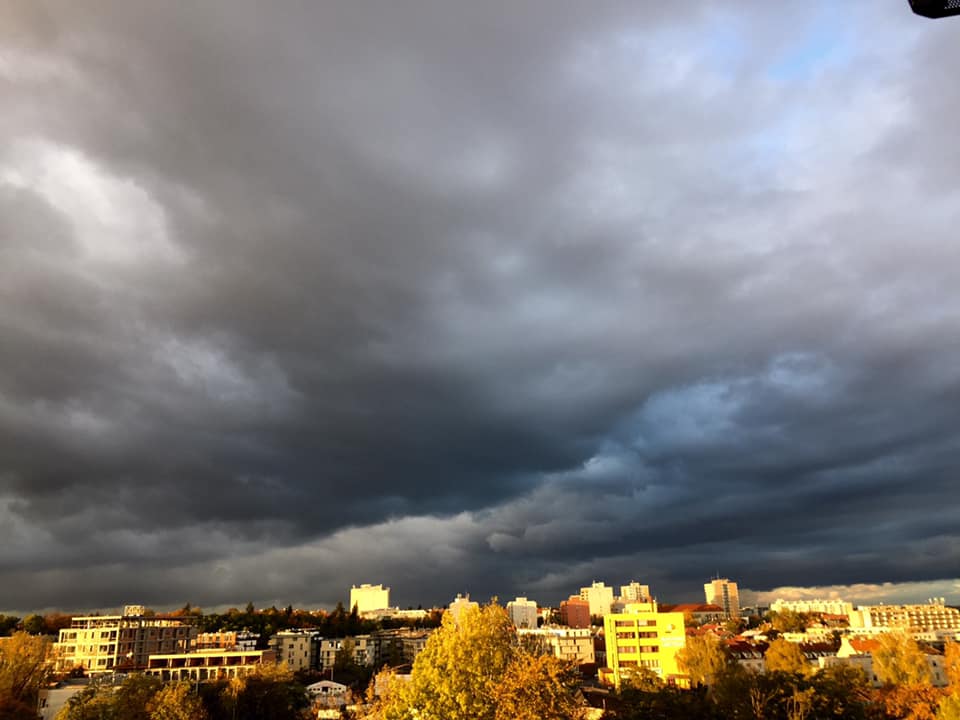 FOTOGALERIE: Jaký výhled z okna mají Pražané? Odpadky, parkoviště i krásné západy slunce