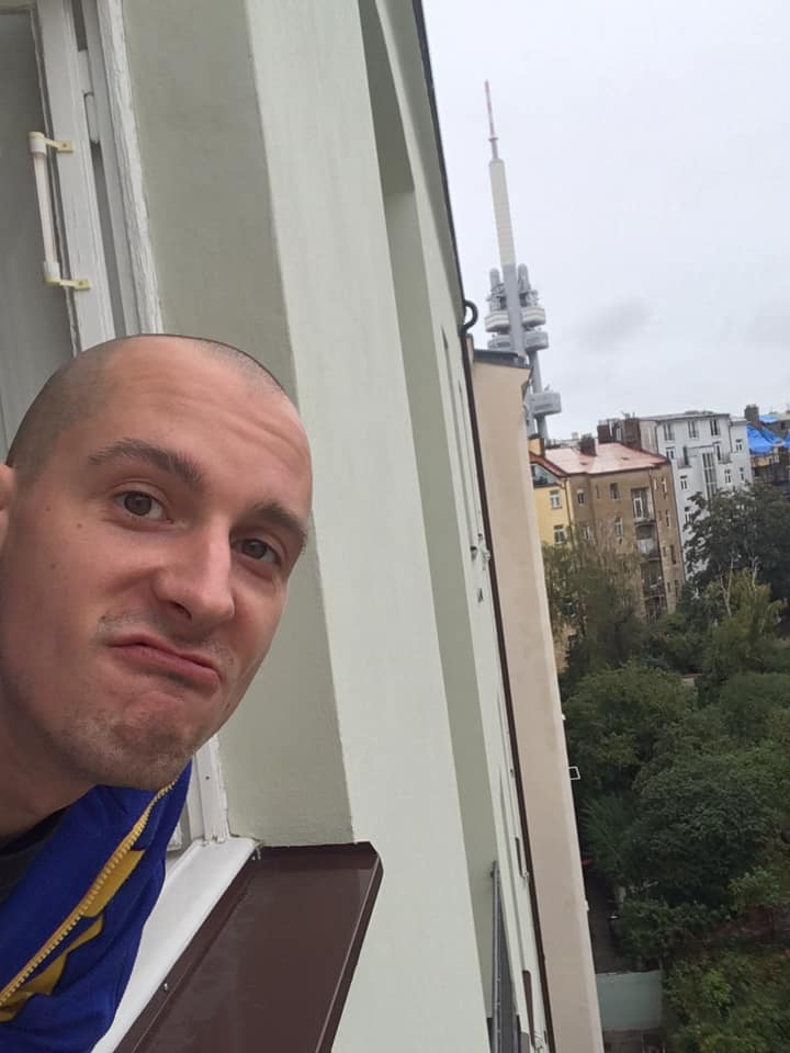 FOTOGALERIE: Jaký výhled z okna mají Pražané? Odpadky, parkoviště i krásné západy slunce