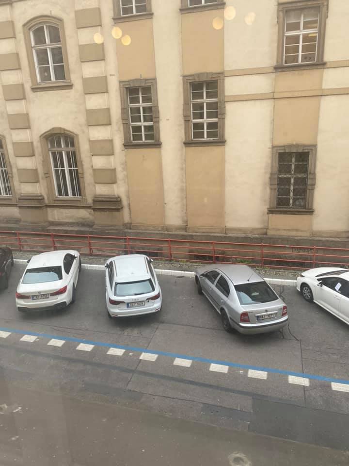 FOTOGALERIE: Jaký výhled z okna mají Pražané? Odpadky, parkoviště i krásné západy slunce