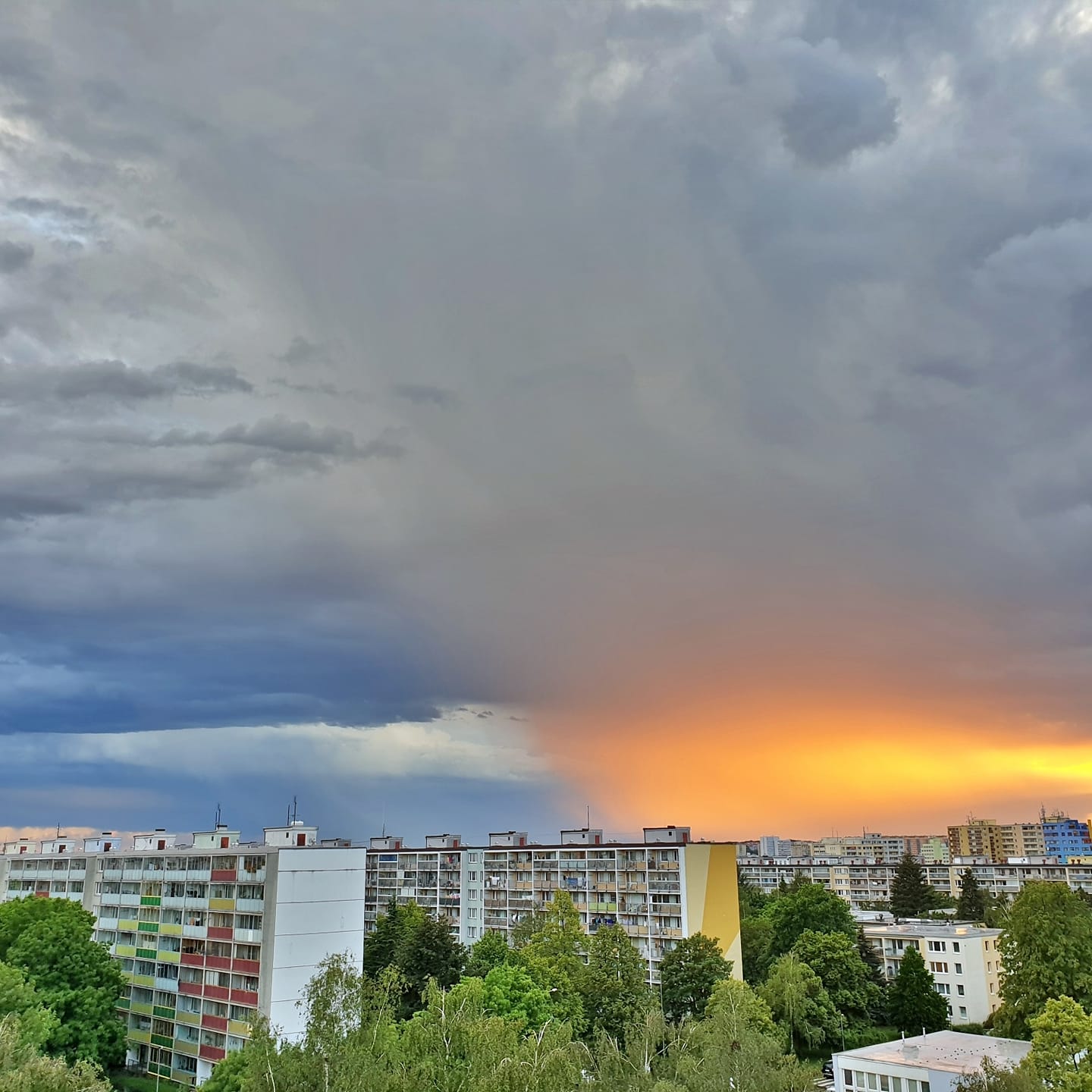 FOTOGALERIE: Jaký výhled z okna mají Pražané? Odpadky, parkoviště i krásné západy slunce