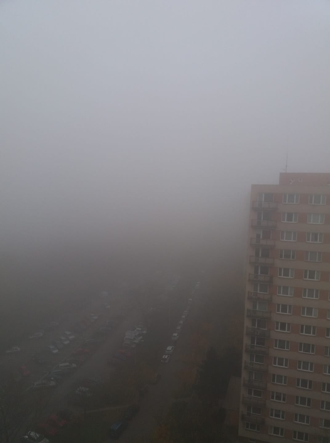 FOTOGALERIE: Jaký výhled z okna mají Pražané? Odpadky, parkoviště i krásné západy slunce