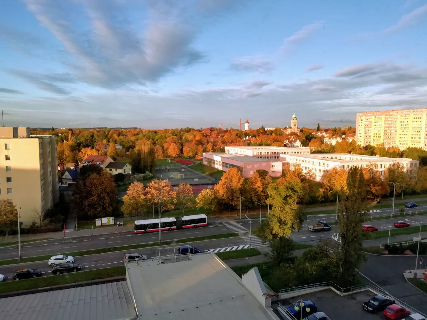 FOTOGALERIE: Jaký výhled z okna mají Pražané? Odpadky, parkoviště i krásné západy slunce