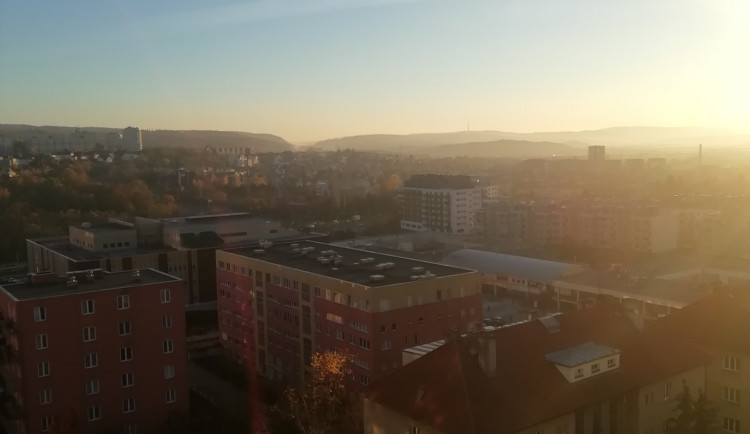 FOTOGALERIE: Jaký výhled z okna mají Pražané? Odpadky, parkoviště i krásné západy slunce