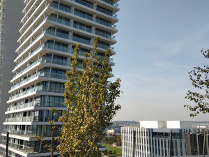 FOTOGALERIE: Jaký výhled z okna mají Pražané? Odpadky, parkoviště i krásné západy slunce