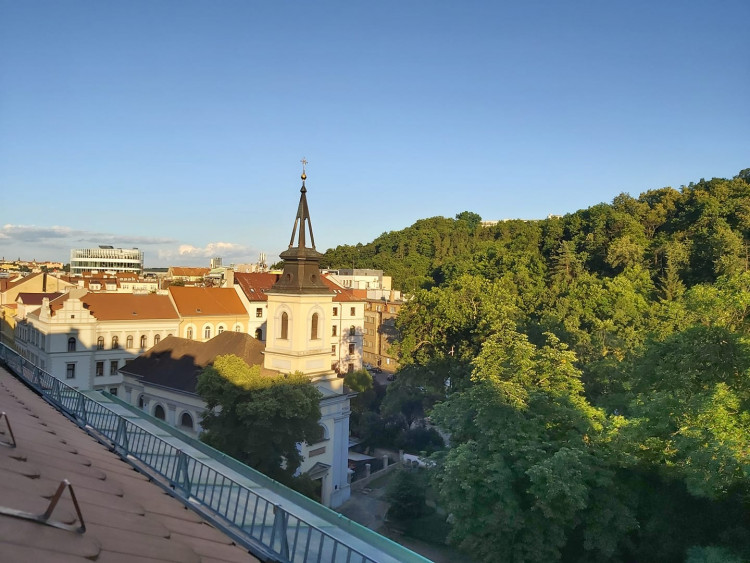 FOTOGALERIE: Jaký výhled z okna mají Pražané? Odpadky, parkoviště i krásné západy slunce