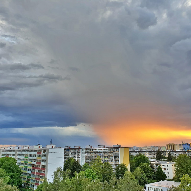 FOTOGALERIE: Jaký výhled z okna mají Pražané? Odpadky, parkoviště i krásné západy slunce