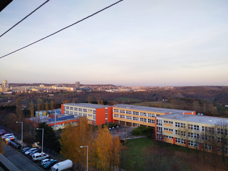FOTOGALERIE: Jaký výhled z okna mají Pražané? Odpadky, parkoviště i krásné západy slunce