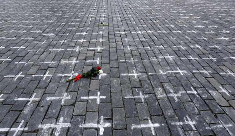 Staroměstské náměstí se změnilo v pietní místo. Podívejte se na fotogalerii
