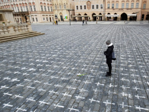 Staroměstské náměstí se změnilo v pietní místo. Podívejte se na fotogalerii