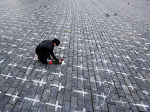 Staroměstské náměstí se změnilo v pietní místo. Podívejte se na fotogalerii