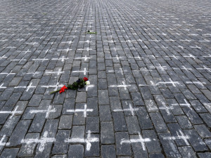 Staroměstské náměstí se změnilo v pietní místo. Podívejte se na fotogalerii