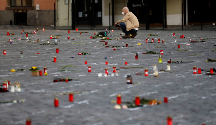 Staroměstské náměstí se změnilo v pietní místo. Podívejte se na fotogalerii