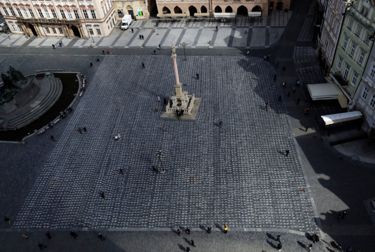 Staroměstské náměstí se změnilo v pietní místo. Podívejte se na fotogalerii