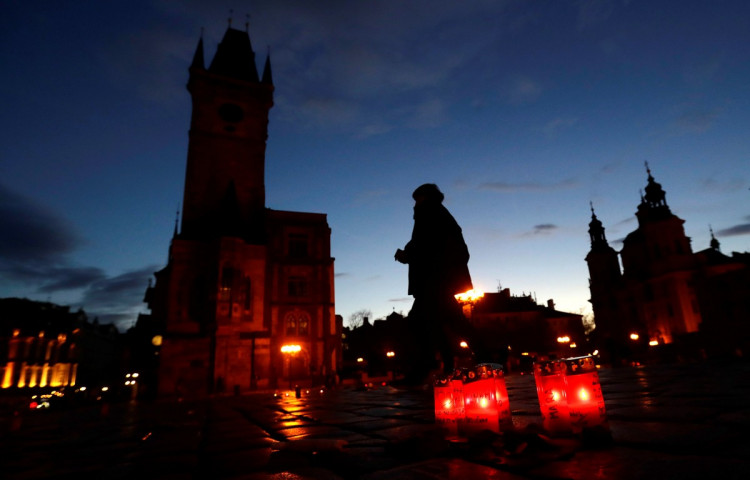 Staroměstské náměstí se změnilo v pietní místo. Podívejte se na fotogalerii