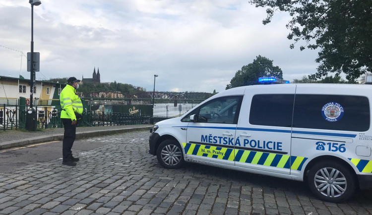 Hladina Vltavy stoupá, nejezdí některé přívozy a policie vyklízí náplavky