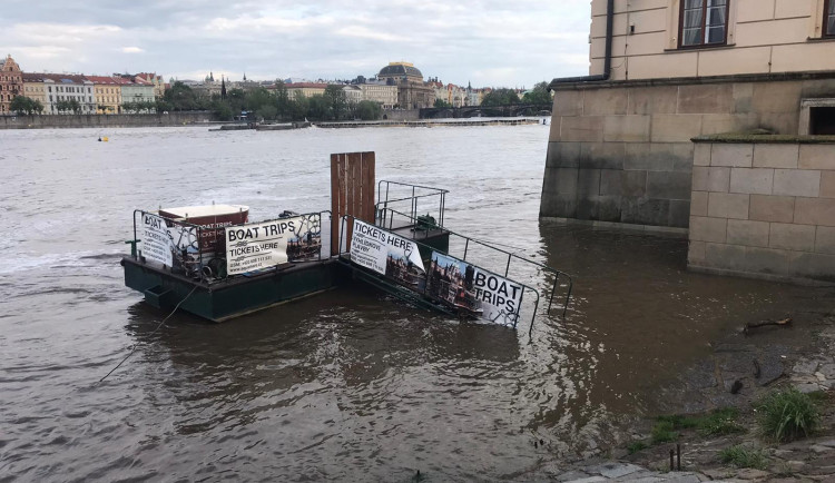 Hladina Vltavy stoupá, nejezdí některé přívozy a policie vyklízí náplavky