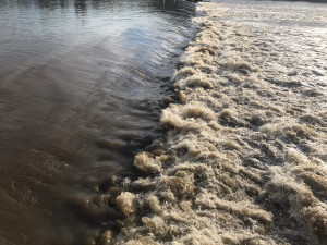 Hladina Vltavy stoupá, nejezdí některé přívozy a policie vyklízí náplavky