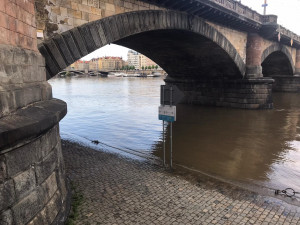 Hladina Vltavy stoupá, nejezdí některé přívozy a policie vyklízí náplavky