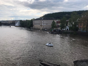 Hladina Vltavy stoupá, nejezdí některé přívozy a policie vyklízí náplavky