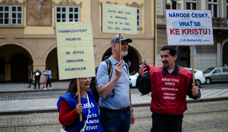Demonstrace stovek odpůrců protikoronavirových opatření omezila provoz v Praze