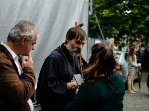 Demonstrace stovek odpůrců protikoronavirových opatření omezila provoz v Praze