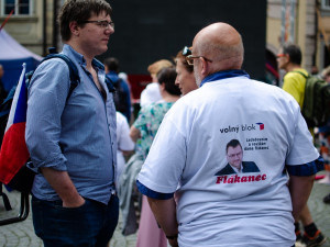 Demonstrace stovek odpůrců protikoronavirových opatření omezila provoz v Praze