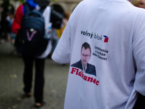 Demonstrace stovek odpůrců protikoronavirových opatření omezila provoz v Praze