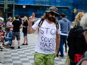 Demonstrace stovek odpůrců protikoronavirových opatření omezila provoz v Praze