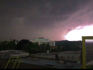 Obloha očima čtenářů. Podívejte se, jak vypadala včerejší bouřka v Praze