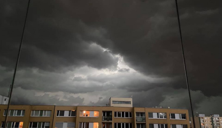 Obloha očima čtenářů. Podívejte se, jak vypadala včerejší bouřka v Praze