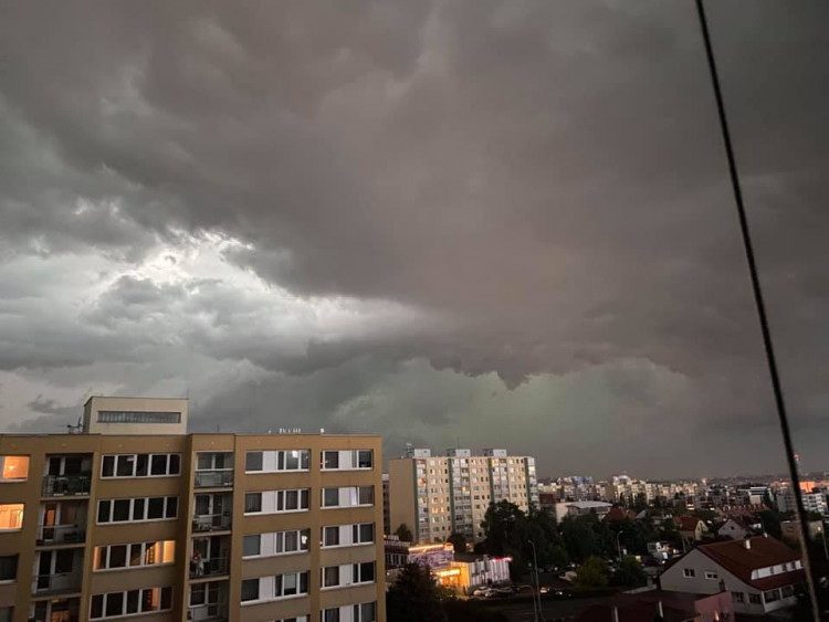 Obloha očima čtenářů. Podívejte se, jak vypadala včerejší bouřka v Praze