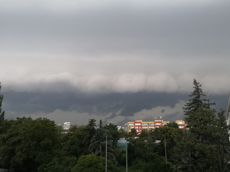 Obloha očima čtenářů. Podívejte se, jak vypadala včerejší bouřka v Praze