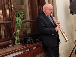 Roman Řehák představil novou výstavu obrazů z mobilu. Na vernisáži zahrál Felix Slováček