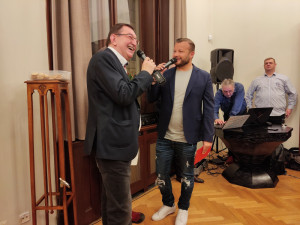 Roman Řehák představil novou výstavu obrazů z mobilu. Na vernisáži zahrál Felix Slováček