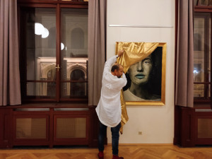 Roman Řehák představil novou výstavu obrazů z mobilu. Na vernisáži zahrál Felix Slováček